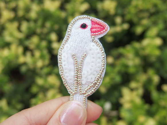 白文鳥＊きらきらビーズ刺繍ブローチ 2枚目の画像