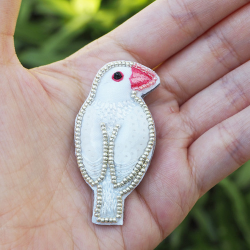 白文鳥B＊きらきらビーズ刺繍ブローチ ブローチ Parrot House 通販