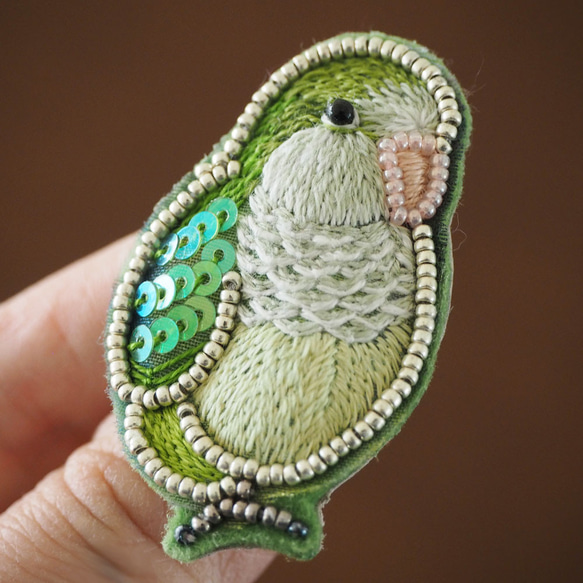 【受注製作】オキナインコ＊ふっくらビーズ刺繍ブローチ＊ 2枚目の画像