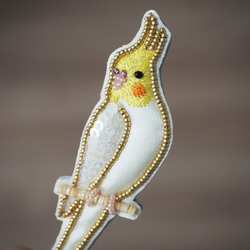 オカメインコ（ルチノー）＊ふっくらビーズ刺繍ブローチ＊ サテン 3枚目の画像