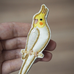 オカメインコ（ルチノー）＊ふっくらビーズ刺繍ブローチ＊ サテン 4枚目の画像