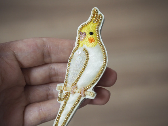 オカメインコ（ルチノー）＊ふっくらビーズ刺繍ブローチ＊ サテン 4枚目の画像