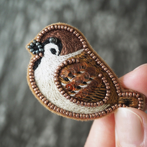 ビーズ刺繍ブローチ♡ハンドメイド ☆ハンドメイド ビーズ刺繍ブローチ フラワー&ハート☆ - メルカリ