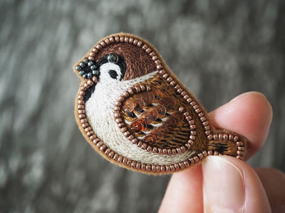 きらきらすずめ＊ビーズ刺繍ブローチ ブローチ Parrot House 通販