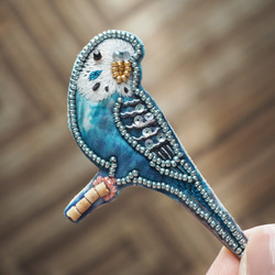 750 インコモチーフデザインブローチ セキセイインコ(金) 漆ブローチ | iichi 日々の暮らしを心地よく