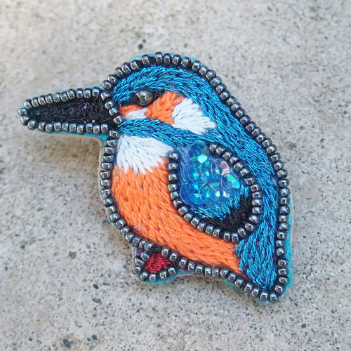 【カワセミ】ビーズ刺繍ブローチバッグチャーム ビーズ刺繍のカワセミのブローチ(2way) ブローチ みずうみの