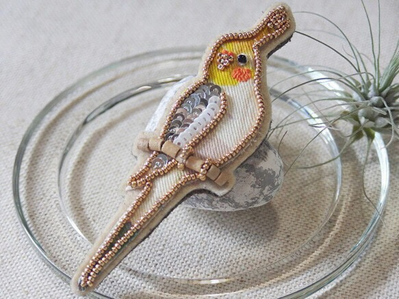 きらきらオカメインコビーズ刺繍ブローチ 1枚目の画像