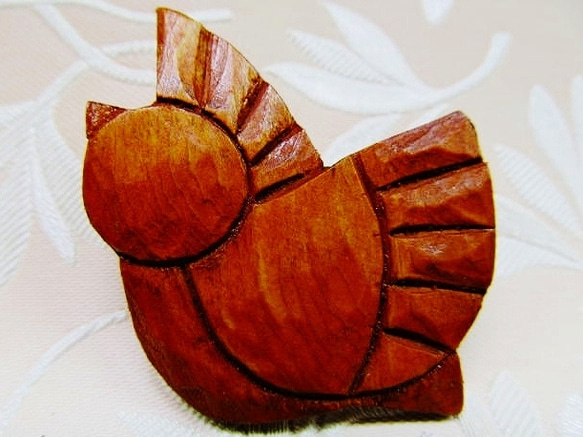 羽ばたく小鳥（木彫りブローチ）・、ブラウン　・　C－20 1枚目の画像