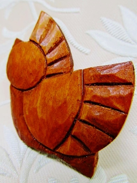 羽ばたく小鳥（木彫りブローチ）・、ブラウン　・　C－20 3枚目の画像