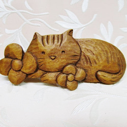 花に憩う猫のバレッタ　（木彫り・、ブラウン）　・　C－20 1枚目の画像