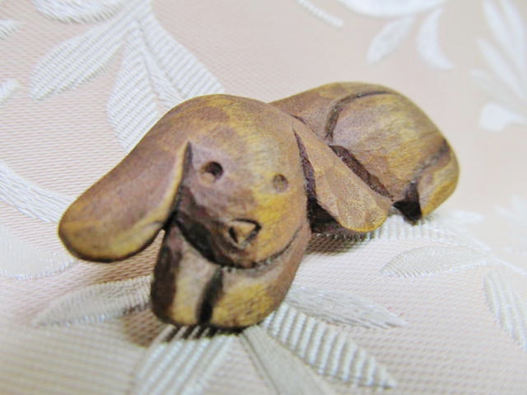 待ち姿の犬ブローチ　（木彫）　・　C－8 2枚目の画像