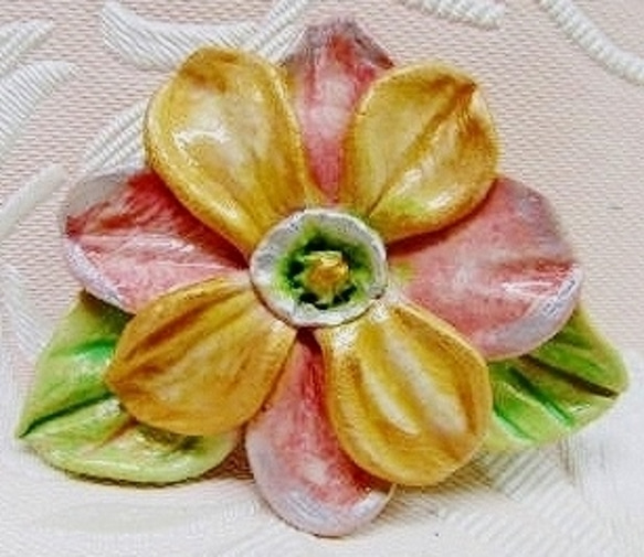淡い色の花（粘土ブローチ）・　MC－43 1枚目の画像