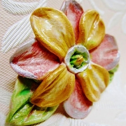 淡い色の花（粘土ブローチ）・　MC－43 2枚目の画像