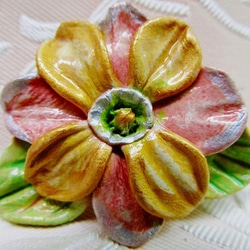 淡い色の花（粘土ブローチ）・　MC－43 4枚目の画像