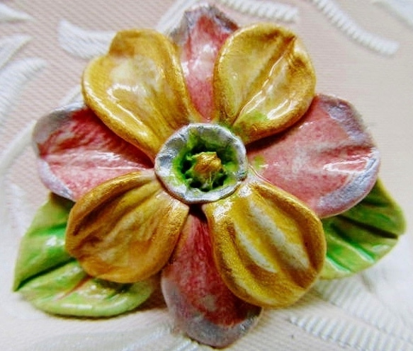 淡い色の花（粘土ブローチ）・　MC－43 4枚目の画像