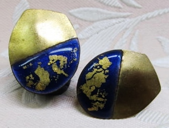 紺水・金箔・金（七宝ネジバネ式イヤリング）・CE-274 2枚目の画像