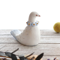 陶置物 幸せ運ぶ白い鳥 アンティーク風仕上げ お花の首輪 ／パステル 【受注制作】 1枚目の画像