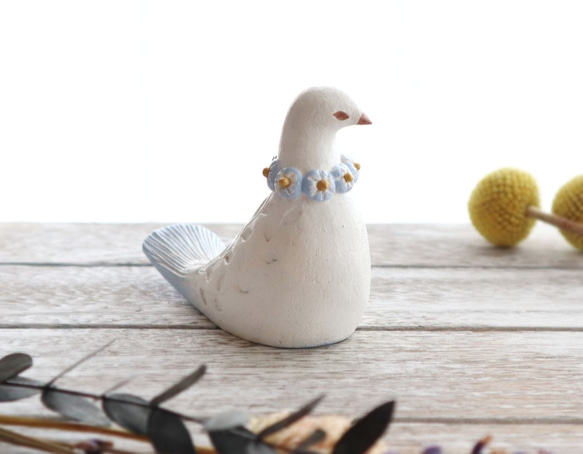 陶置物 幸せ運ぶ白い鳥 アンティーク風仕上げ お花の首輪 ／パステル 【受注制作】 1枚目の画像