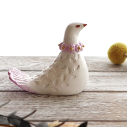 陶置物 幸せ運ぶ白い鳥 アンティーク風仕上げ／パステルライラック12首輪  1点物！ 1枚目の画像