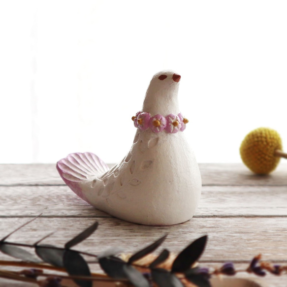 陶置物 幸せ運ぶ白い鳥 アンティーク風仕上げ／パステルライラック12首輪  1点物！ 2枚目の画像