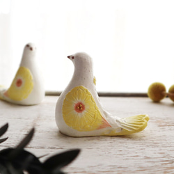陶置物 幸せ運ぶ白い鳥 アンティーク風仕上げ／パステルレモン6 お花 リニューアル 2枚目の画像