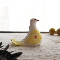 陶置物 幸せ運ぶ白い鳥 アンティーク風仕上げ／パステルレモン6 お花 リニューアル 3枚目の画像