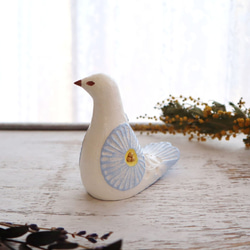 陶置物 幸せ運ぶ白い鳥 アンティーク風仕上げ／パステルマリン8 お花 2枚目の画像