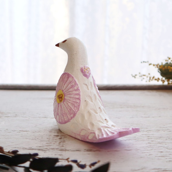 陶置物 幸せ運ぶ白い鳥 アンティーク風仕上げ／パステルライラック6 お花　 4枚目の画像