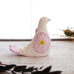 陶置物 幸せ運ぶ白い鳥 アンティーク風仕上げ／パステルライラック6 お花　 5枚目の画像