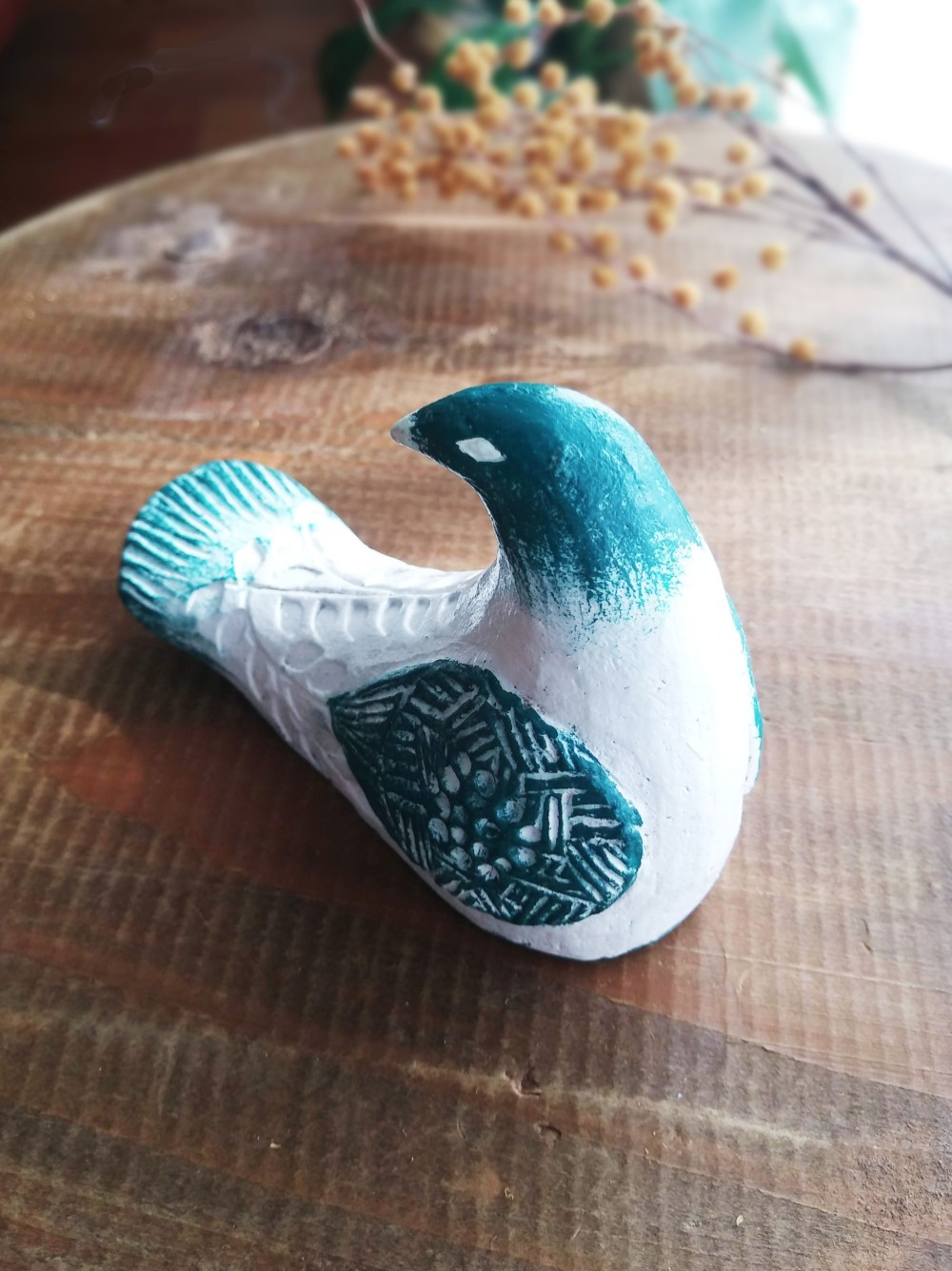 鳥の 置物（焼物）です。中心部が光ります。建物内のインテリアにいかがでしょう。