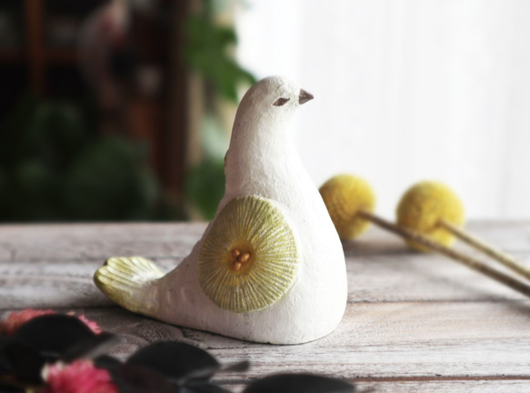陶置物 幸せ運ぶ白い鳥 アンティーク風仕上げ／パステルオリーブ　お花 一点物！ 1枚目の画像