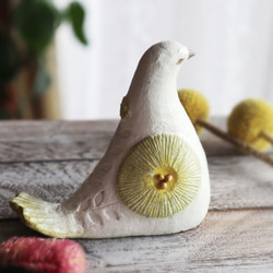 陶置物 幸せ運ぶ白い鳥 アンティーク風仕上げ／パステルオリーブ　お花 一点物！ 2枚目の画像