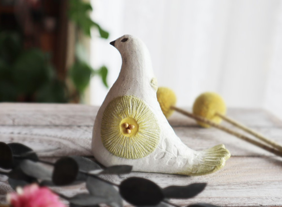 陶置物 幸せ運ぶ白い鳥 アンティーク風仕上げ／パステルオリーブ　お花 一点物！ 5枚目の画像