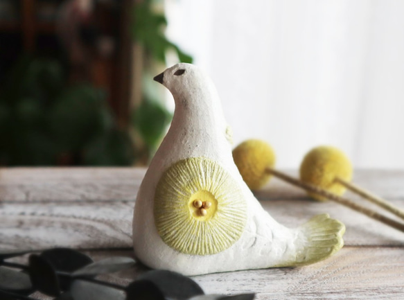 陶置物 幸せ運ぶ白い鳥 アンティーク風仕上げ／パステルオリーブ　お花 一点物！ 6枚目の画像