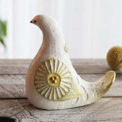 陶置物 幸せ運ぶ白い鳥 アンティーク風仕上げ／パステルオリーブ6　お花 一点物！ 2枚目の画像