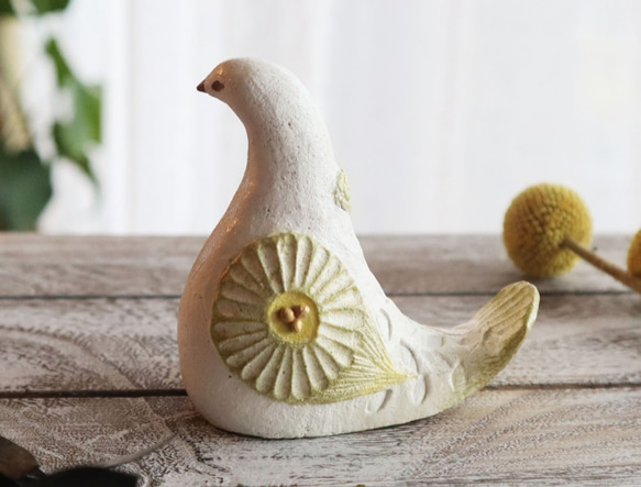 陶置物 幸せ運ぶ白い鳥 アンティーク風仕上げ／パステルオリーブ6　お花 一点物！ 2枚目の画像