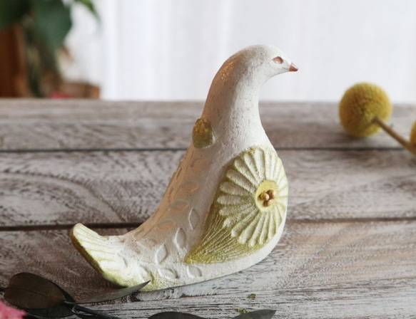 陶置物 幸せ運ぶ白い鳥 アンティーク風仕上げ／パステルオリーブ6　お花 一点物！ 6枚目の画像