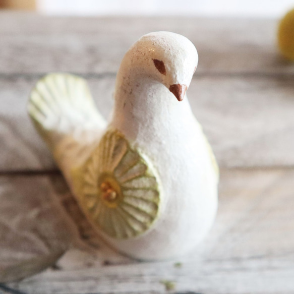 陶置物 幸せ運ぶ白い鳥 アンティーク風仕上げ／パステルオリーブ6　お花 一点物！ 8枚目の画像