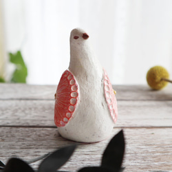 陶置物 幸せ運ぶ白い鳥 アンティーク風仕上げ／ローズピンク　新色　お花 一点物！ 「Creema限定」 2枚目の画像