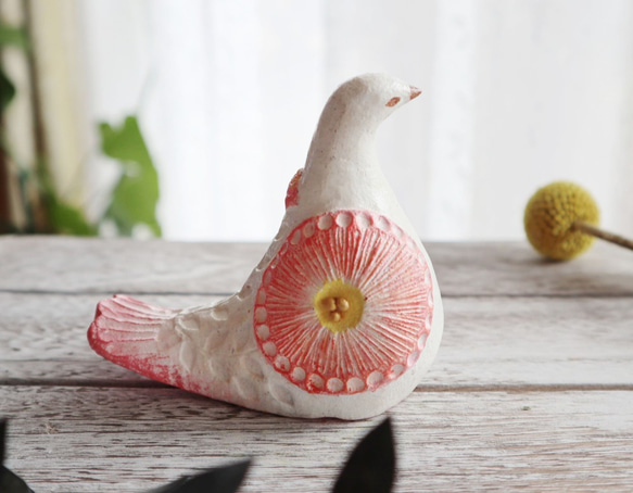 陶置物 幸せ運ぶ白い鳥 アンティーク風仕上げ／ローズピンク　新色　お花 一点物！ 「Creema限定」 3枚目の画像