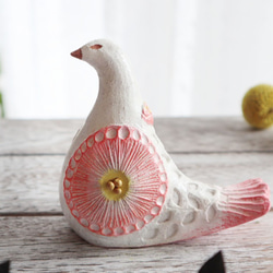 陶置物 幸せ運ぶ白い鳥 アンティーク風仕上げ／ローズピンク　新色　お花 一点物！ 「Creema限定」 4枚目の画像
