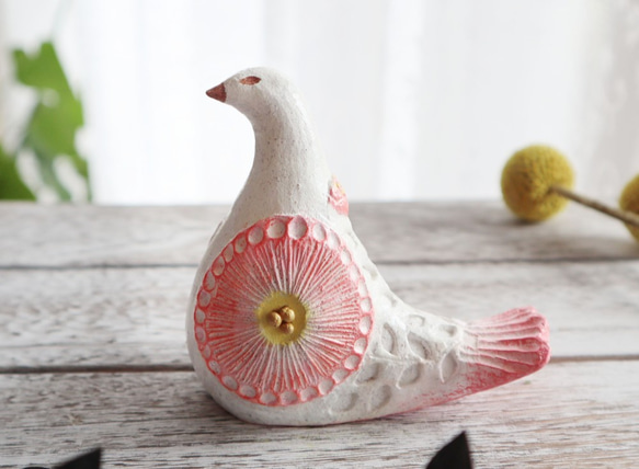 陶置物 幸せ運ぶ白い鳥 アンティーク風仕上げ／ローズピンク　新色　お花 一点物！ 「Creema限定」 4枚目の画像