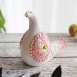 陶置物 幸せ運ぶ白い鳥 アンティーク風仕上げ／ローズピンク　新色　お花 一点物！ 「Creema限定」 5枚目の画像