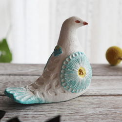 陶置物 幸せ運ぶ白い鳥 アンティーク風仕上げ／ターコイズ　夏色新色　お花 一点物！ 「Creema限定」 2枚目の画像