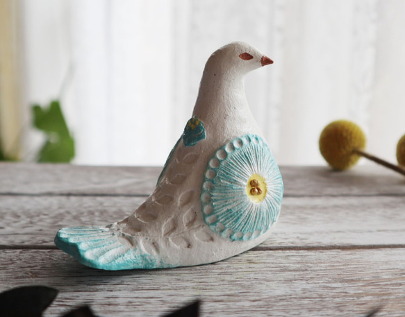陶置物 幸せ運ぶ白い鳥 アンティーク風仕上げ／ターコイズ　夏色新色　お花 一点物！ 「Creema限定」 2枚目の画像