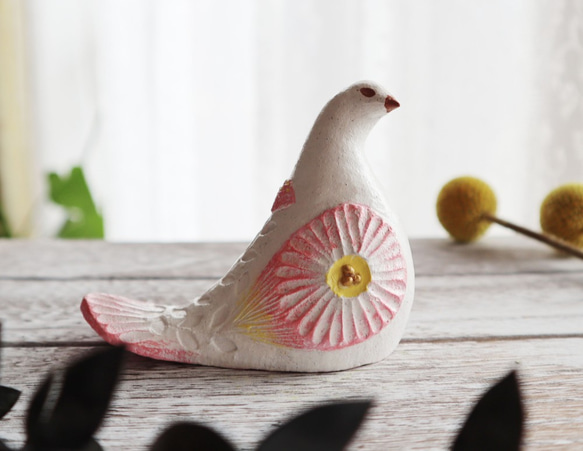 陶置物 幸せ運ぶ白い鳥 アンティーク風仕上げ／ローズピンク2　新色　お花 一点物！ 「Creema限定」 3枚目の画像
