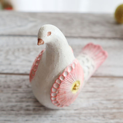 陶置物 幸せ運ぶ白い鳥 アンティーク風仕上げ／ローズピンク2　新色　お花 一点物！ 「Creema限定」 5枚目の画像