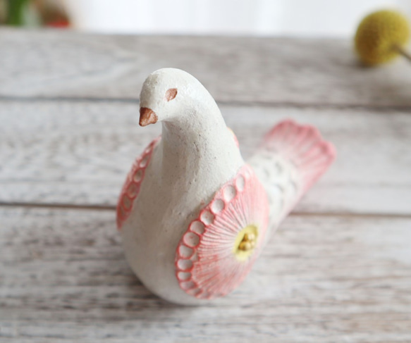 陶置物 幸せ運ぶ白い鳥 アンティーク風仕上げ／ローズピンク2　新色　お花 一点物！ 「Creema限定」 5枚目の画像