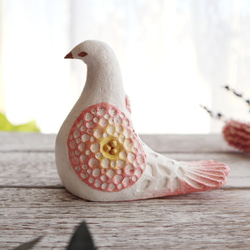 陶置物 幸せ運ぶ白い鳥 アンティーク風仕上げ／パステルピーチ2 一点物！「Creema限定」 1枚目の画像