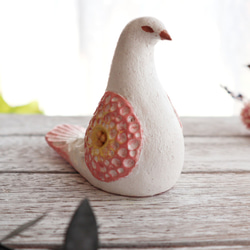 陶置物 幸せ運ぶ白い鳥 アンティーク風仕上げ／パステルピーチ2 一点物！「Creema限定」 3枚目の画像
